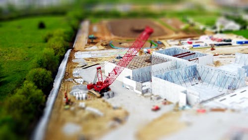 фотография миниатюрного красного журавля с объективом Tilt Shift