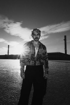 Black and white portrait of a stylish man with sun flare in Pachuca, Mexico.