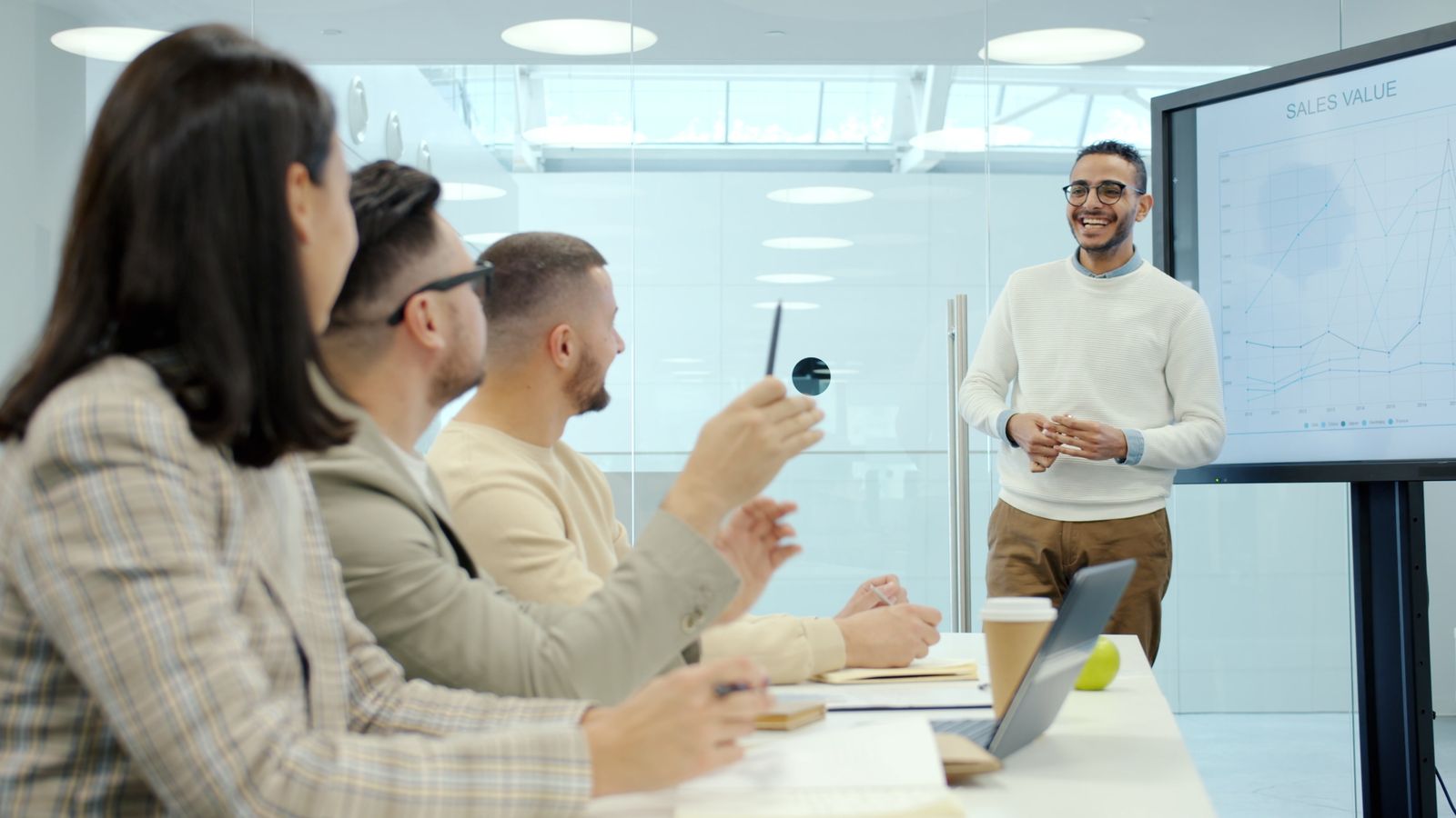 Vertriebsmitarbeiter erläutert ein Angebot während einer Videopräsentation
