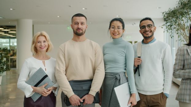 Team profesional Pakar Cukai Malaysia berdiri di hadapan pejabat moden