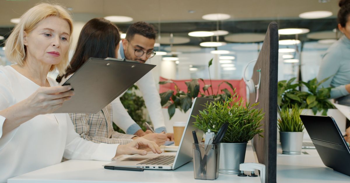 Grupo de profesionales trabajando juntos en un entorno de oficina moderno.