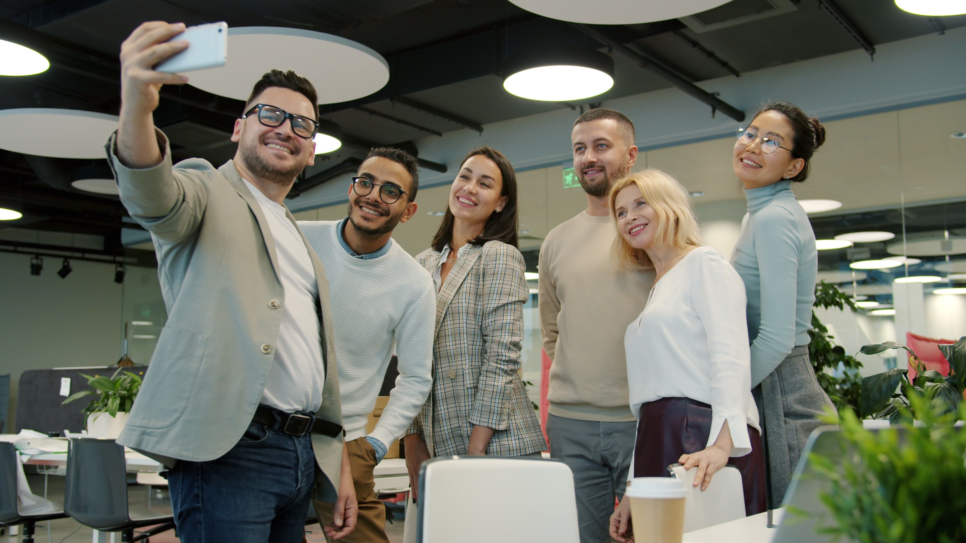 Team bei der Zusammenarbeit an Finanzprojekten