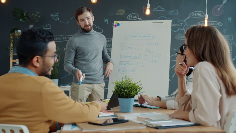 Una reunión de equipo colaborativa con una presentación sobre estrategia y planes de marketing.