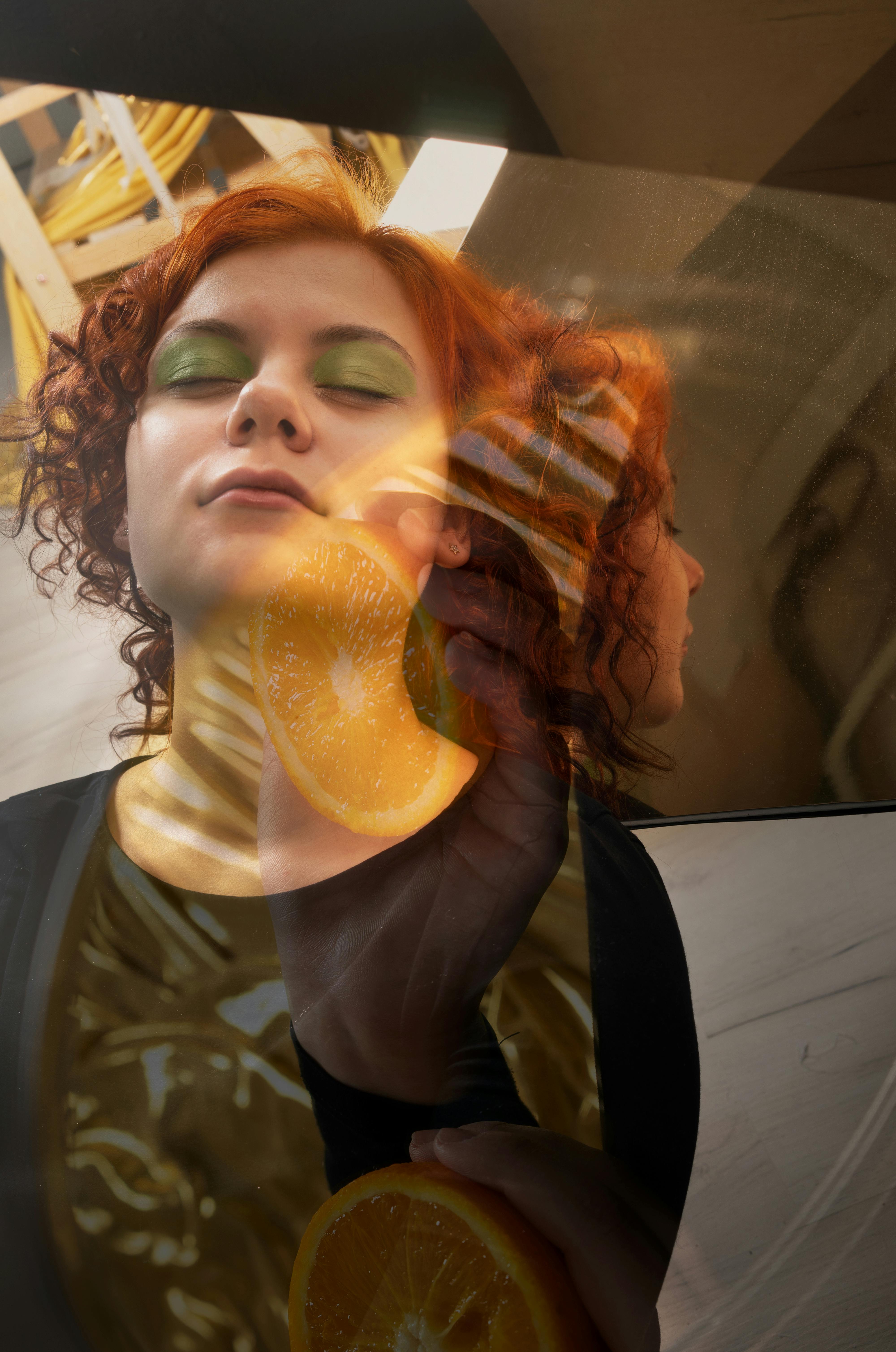 gratis Foto Van Vrouw Haar Ogen Sluiten Stockfoto