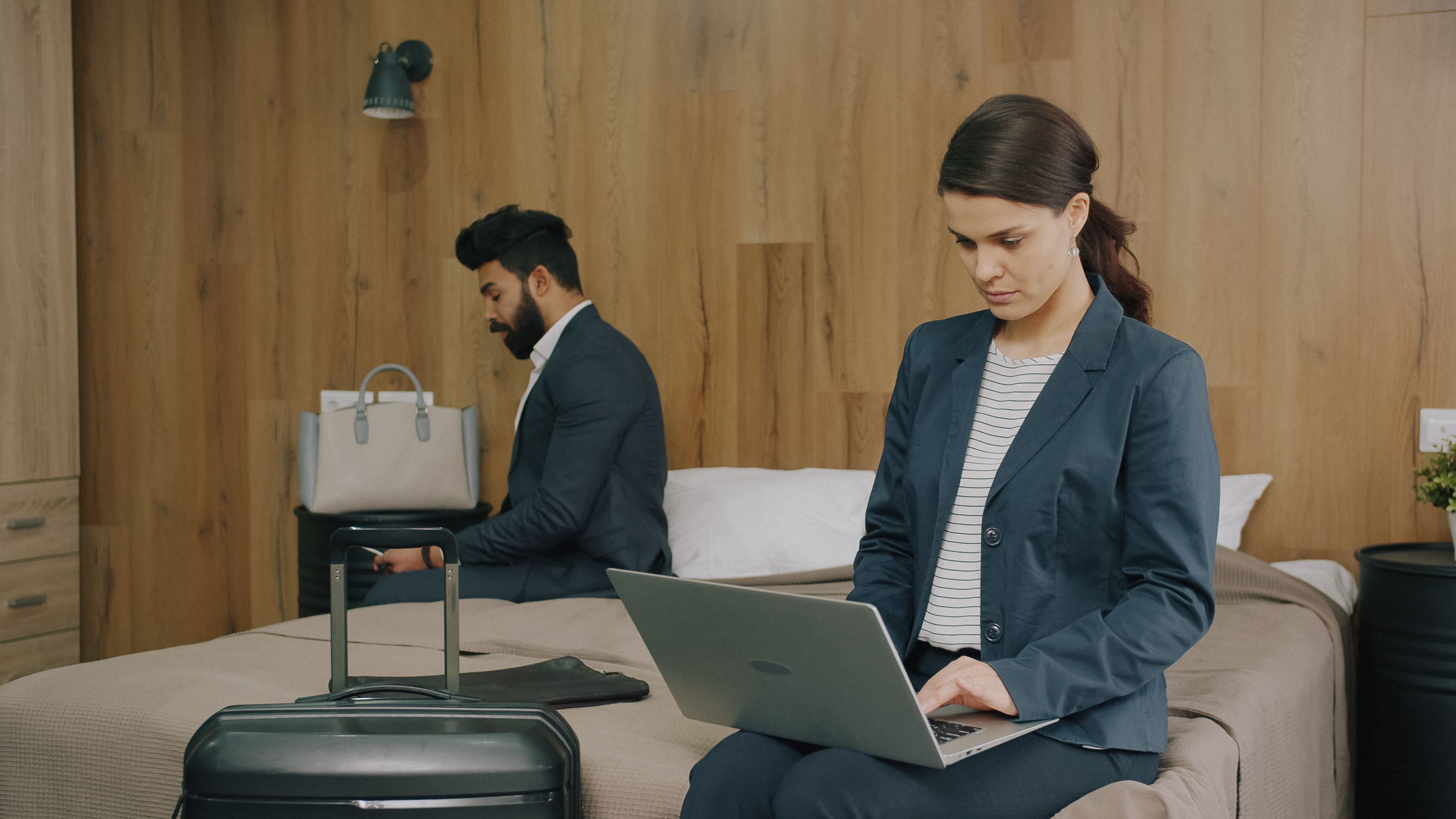 Dijital tablette yeşil onay işaretleriyle dolu bir kontrol listesi, iş süreçlerini optimize etmeyi simgeliyor