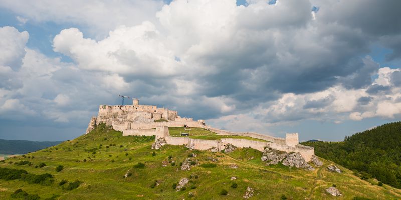 El castillo de Spiš bajo un cielo de nubes