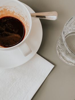 维也纳极简主义美学：餐巾纸上放着一个空的浓缩咖啡杯和玻璃杯，俯视图。 - 相关推荐