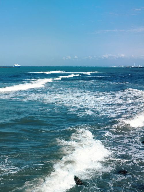 Free Beautiful ocean waves crashing on the Samsun coastline in Türkiye under a clear blue sky. Stock Photo