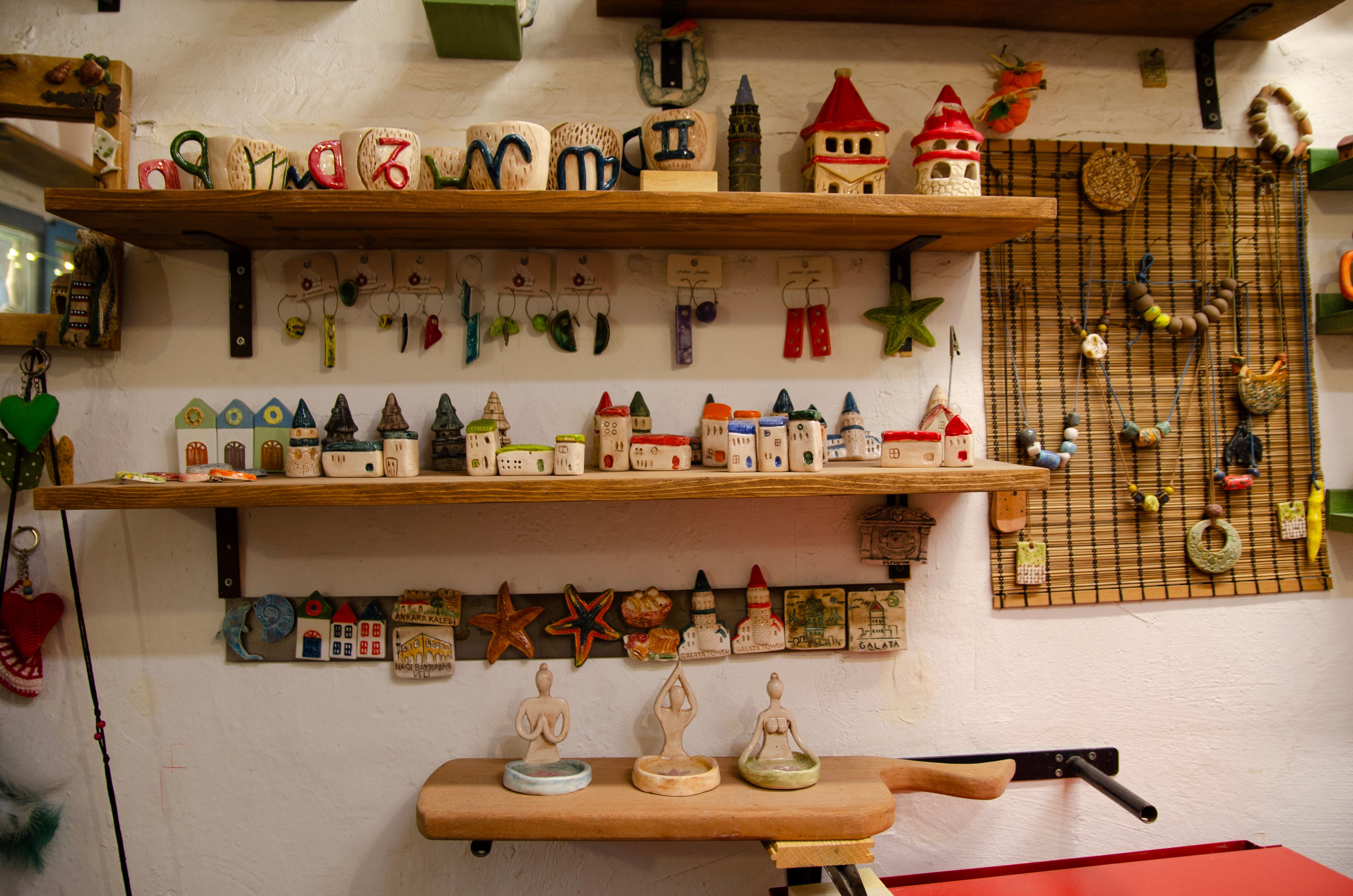 Objetos decorativos artesanales en madera