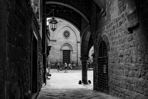 Free Black and white photo of a historic alley in Viterbo, Lazio, featuring archways. Stock Photo