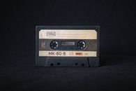 1991年经典盒式磁带特写，象征音乐的怀旧与复古风格