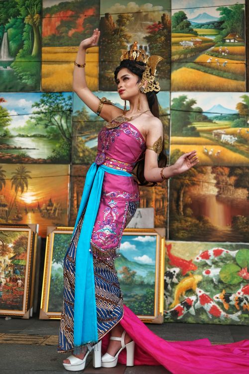 伝統的なインドネシアの衣装を着た女性のポートレート · 無料の写真素材
