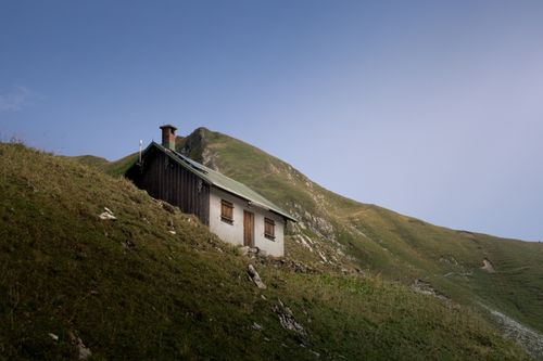 Free Rustic cabin on hillside in Bad Hindelang, showcasing serene mountain landscape. Stock Photo