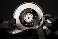 黑色背景上，用于电影摄影行业的老式塑料卷轴，展开着胶片