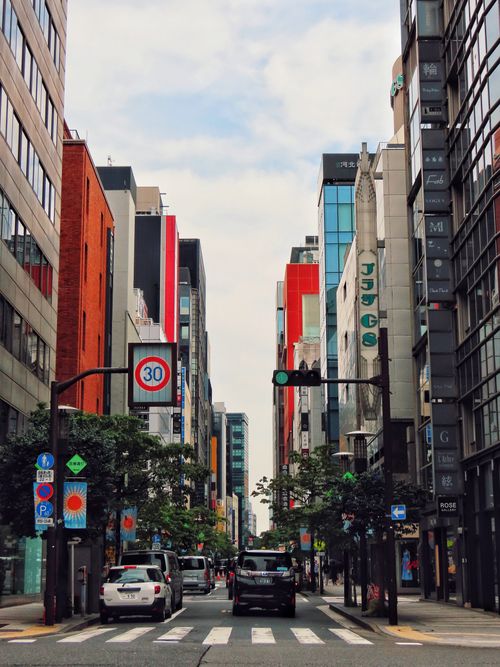 Free Dynamic cityscape showcasing urban life amidst modern architecture on a busy street. Stock Photo