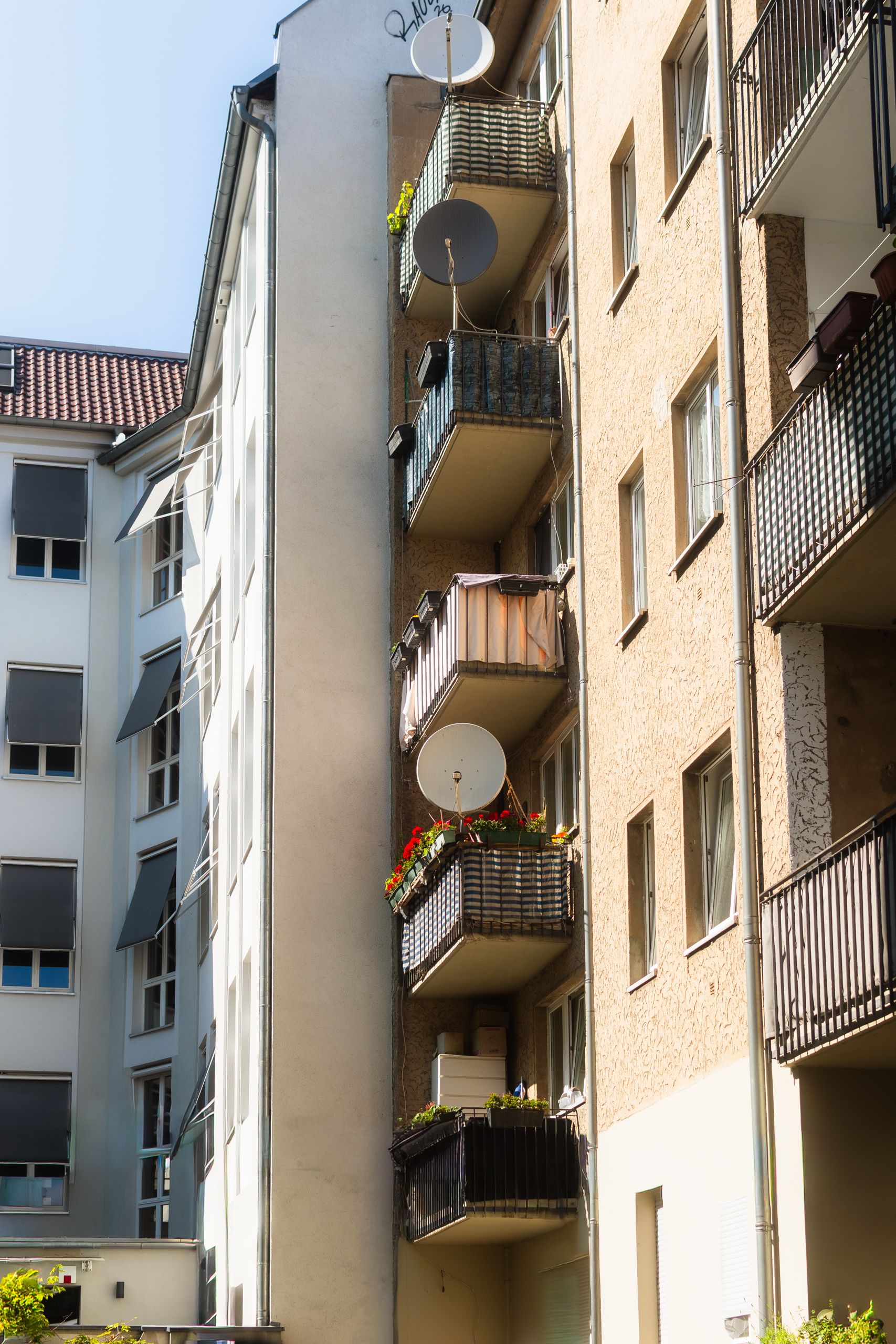 Facciata di un edificio con balconi esposta al sole
