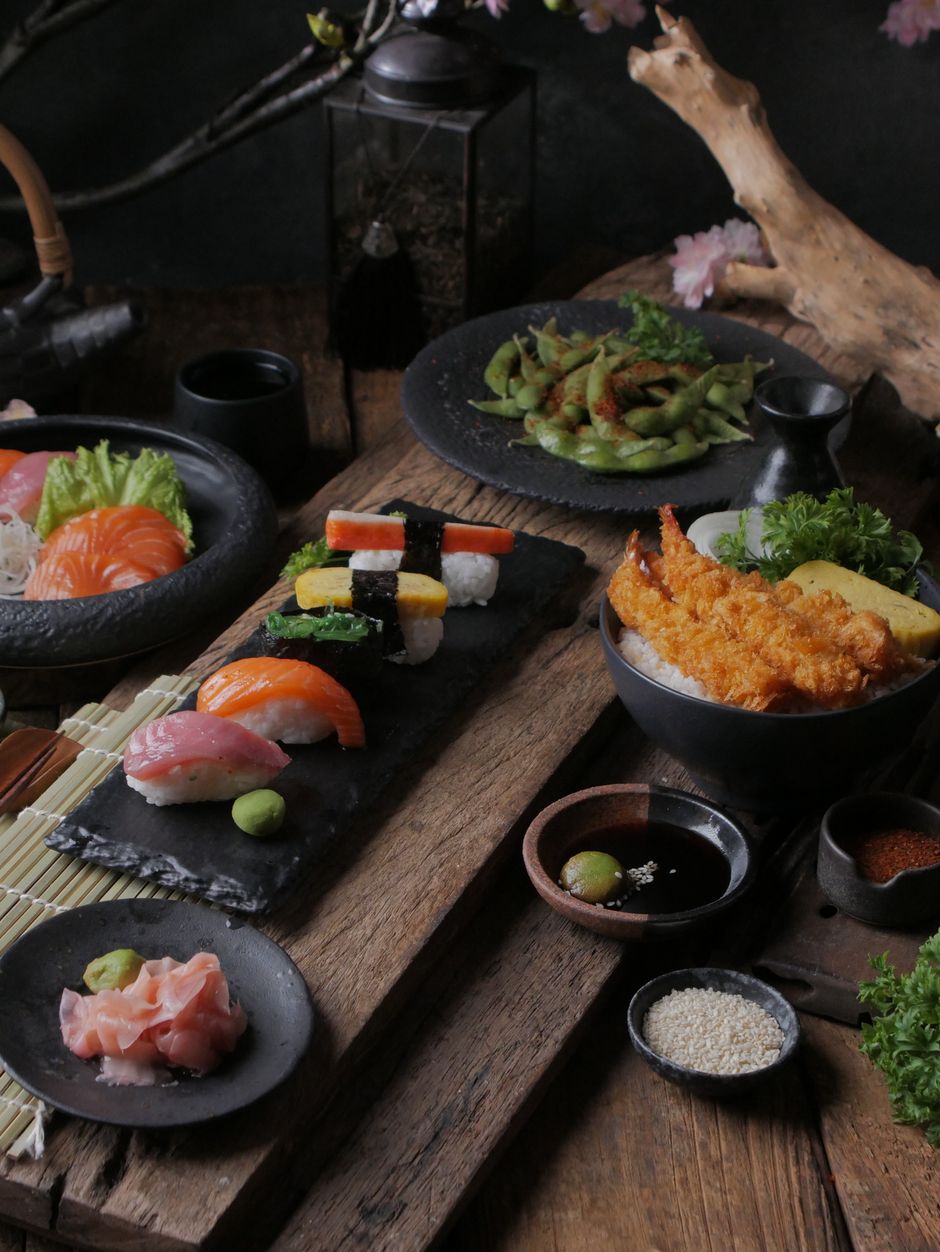 Tavolo ricco di sushi, tempura ed edamame della formula All You Can Eat