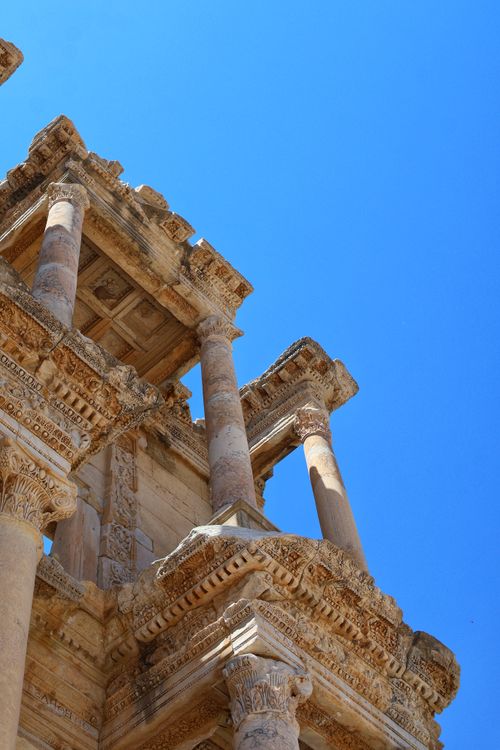 Free Close-up view of the Celsus Library's architectural details in Ephesus, İzmir, Türkiye under a bright blue sky. Stock Photo