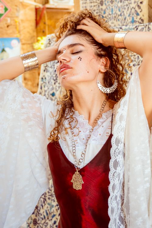 Free Stylish portrait of a woman in Tunis, showcasing traditional jewelry and attire. Stock Photo