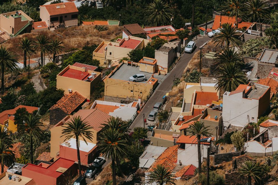 Vista aérea panorámica del pueblo de Valle Gran Rey con tejados de terracota y palmeras, Islas Canarias, España.
