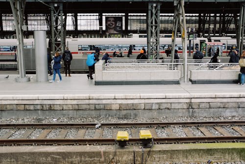 Foto profissional grátis de carro, estação, estação de trem