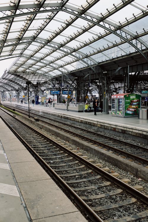 Kostenloses Stock Foto zu bahnhof, eisenbahn, fährte