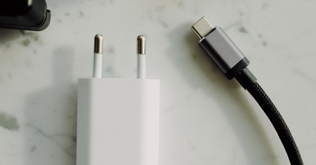 Kompaktowa ładowarka USB-C podłączona do gniazdka