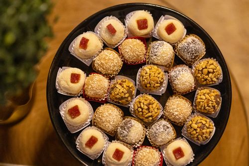 Free Top view of assorted Brazilian brigadeiros arranged on a round tray, perfect for parties. Stock Photo