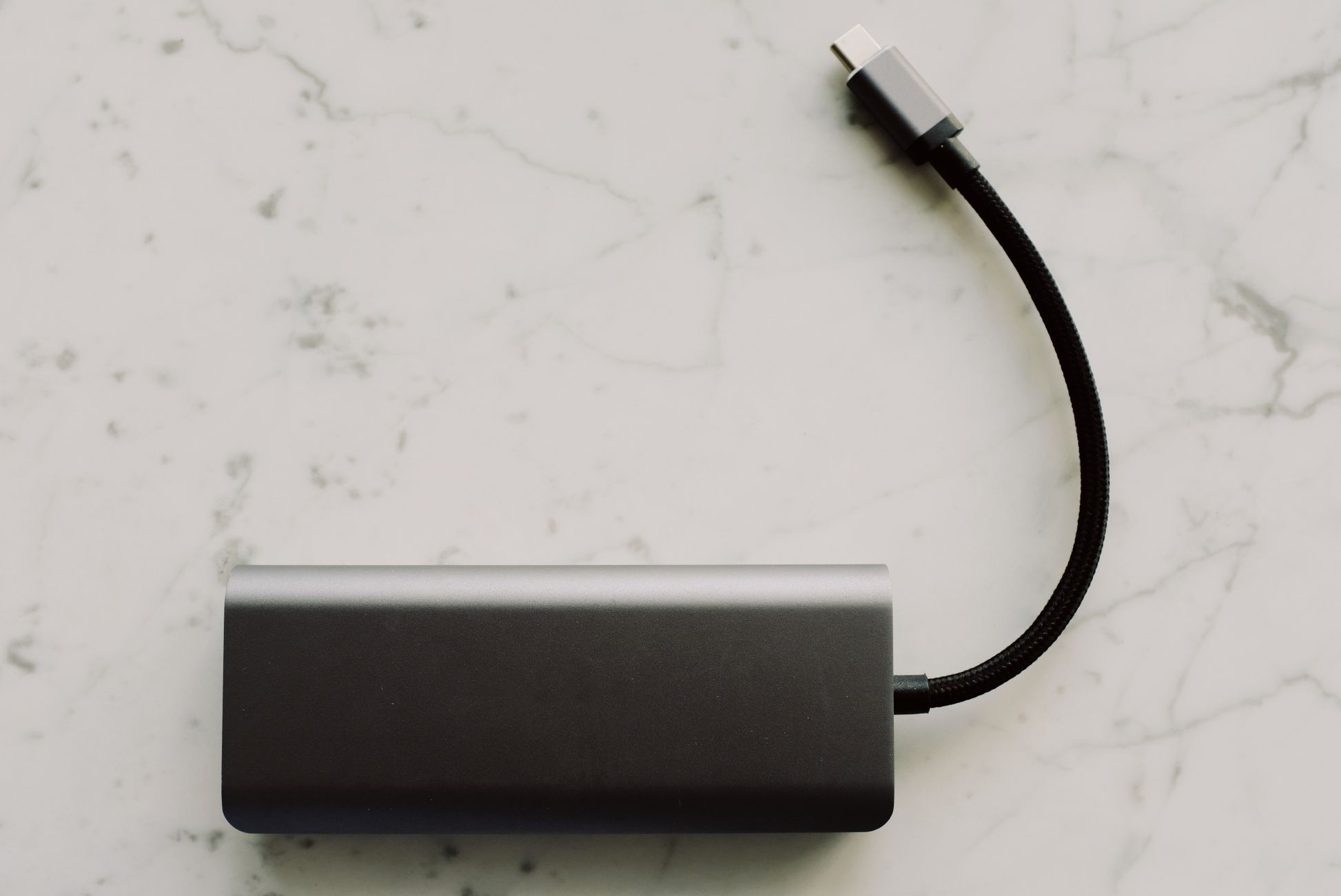 Nieuwe elektrische vouwfiets laadt op via laptoplader