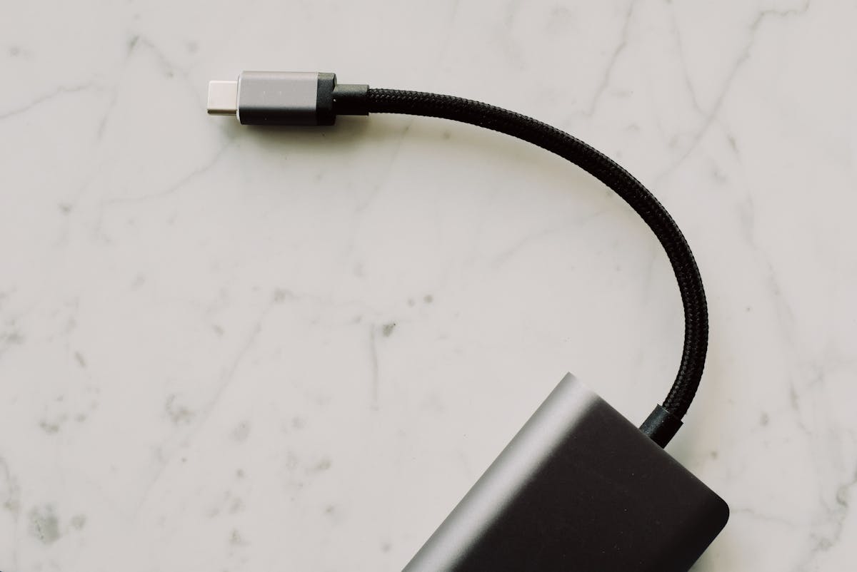 Primo piano di un cavo USB‑C su una superficie bianca, con connettore visibile