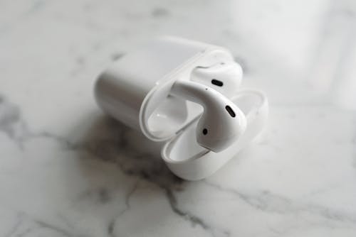 Foto d'estoc gratuïta de airpods, carcassa, concentrar-se