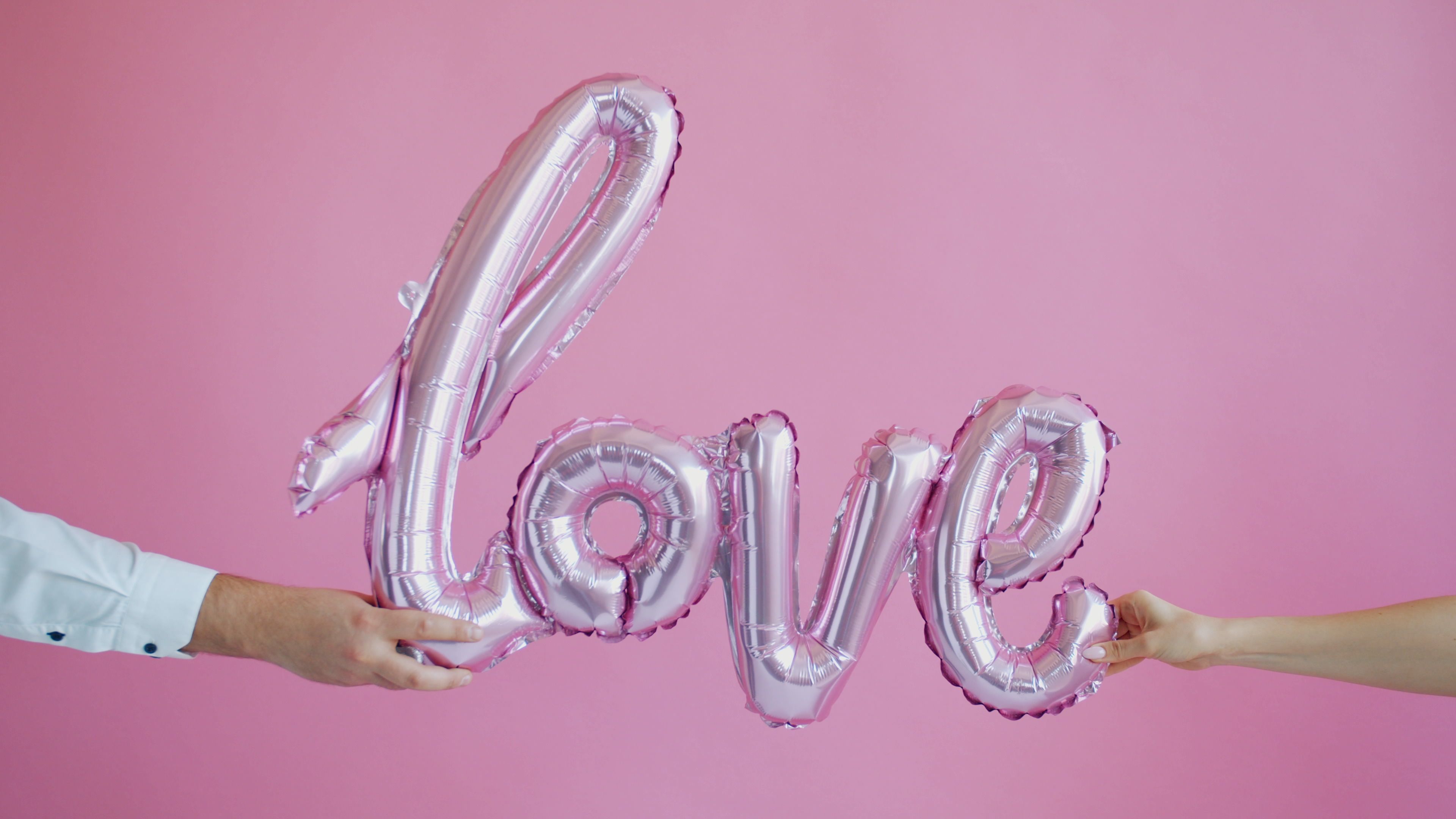 Online dating: starting a conversation on a niche platform