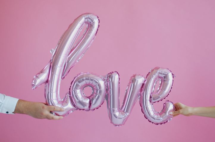 Online dating: starting a conversation on a niche platform