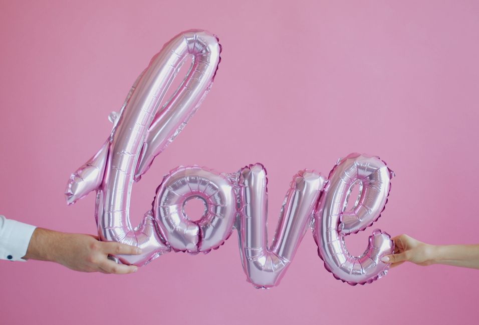 Online dating: starting a conversation on a niche platform