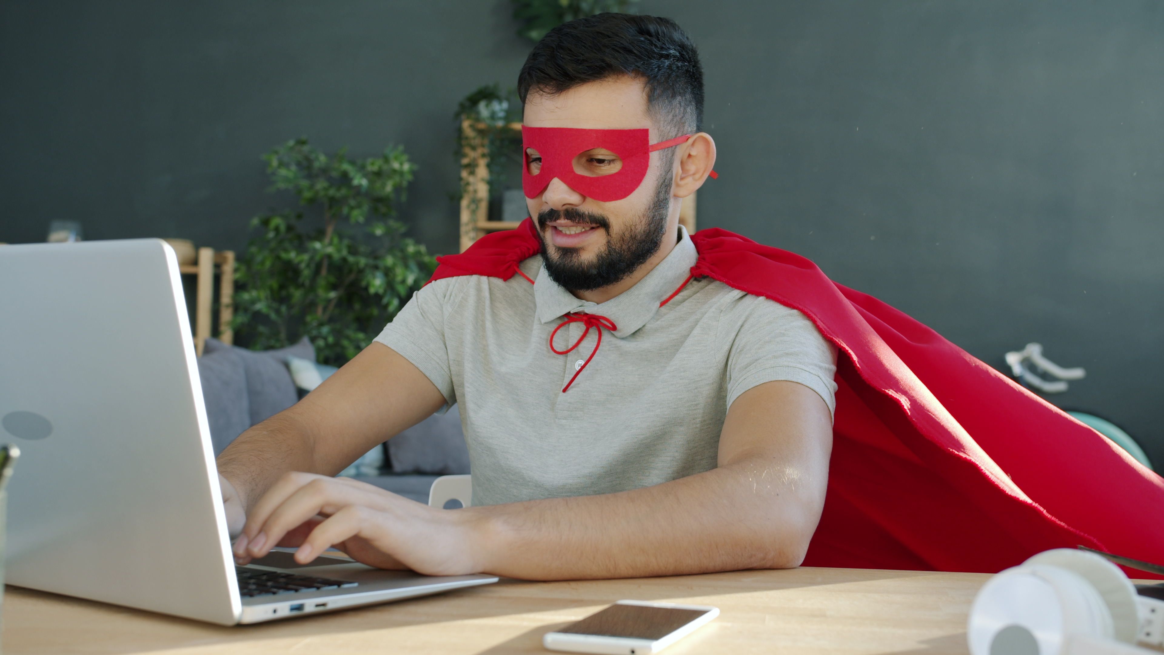 Advogado autônomo brasileiro testando ferramentas de IA no computador do escritório com processos e contratos sobre a mesa