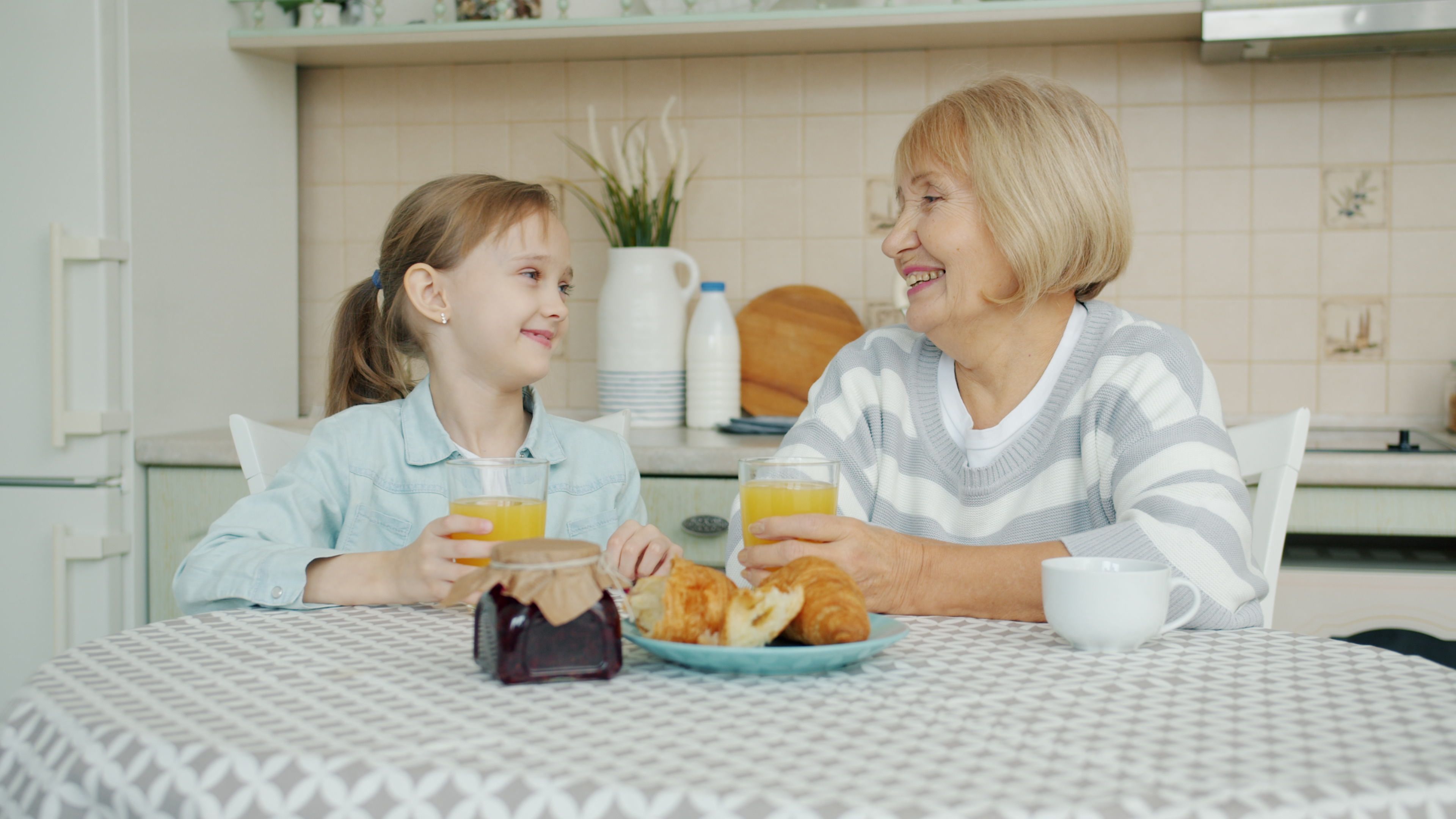 Großmutter und Enkelin frühstücken gemeinsam und lachen