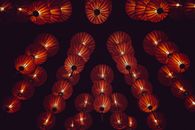 明亮的纸灯笼在夜间营造出温暖、节日的氛围