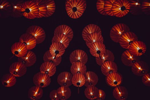 明亮的纸灯笼在夜间营造出温暖、节日的氛围