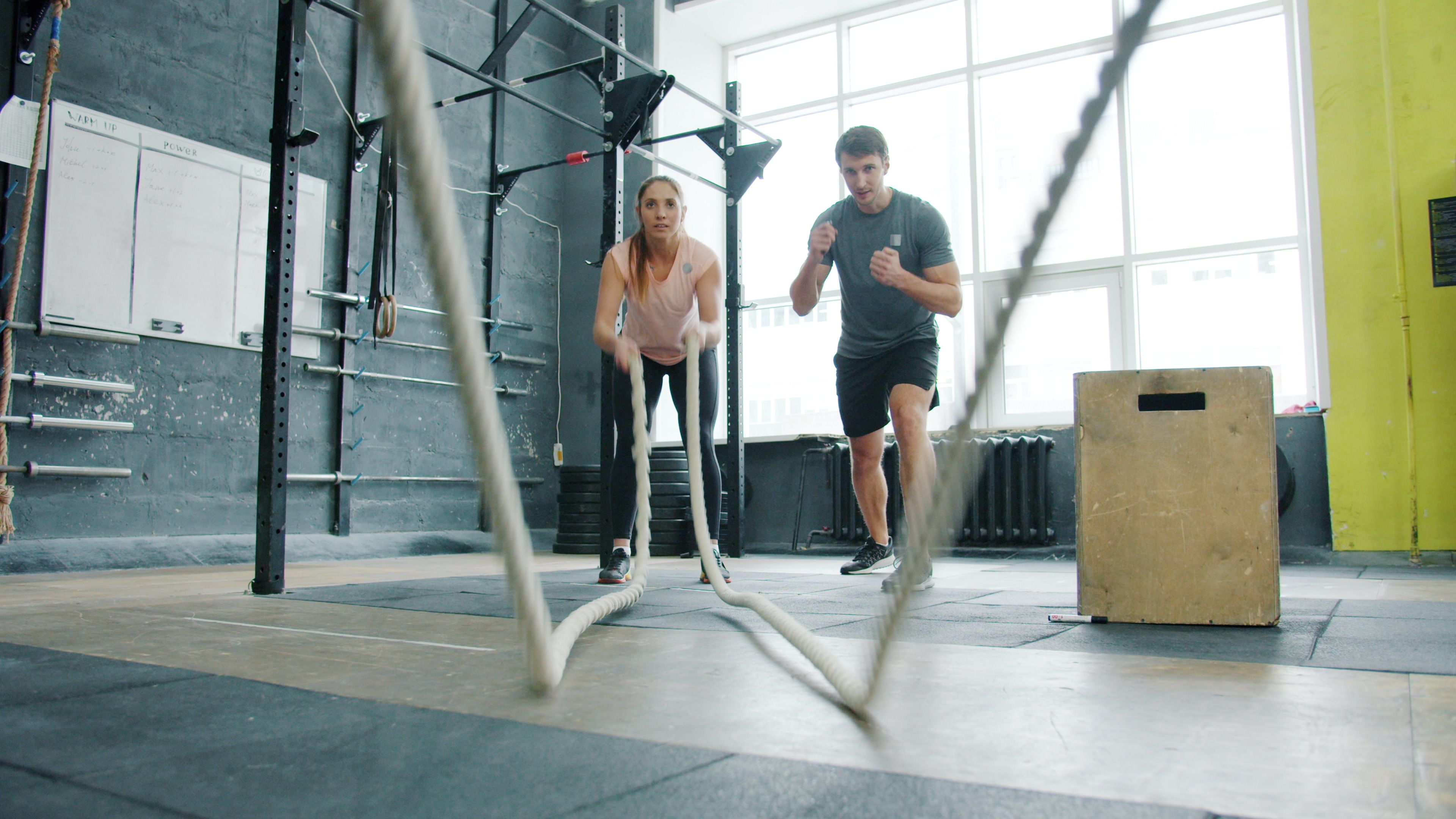 دليل شامل لتمارين HIIT في المنزل لحرق الدهون وبناء العضلات