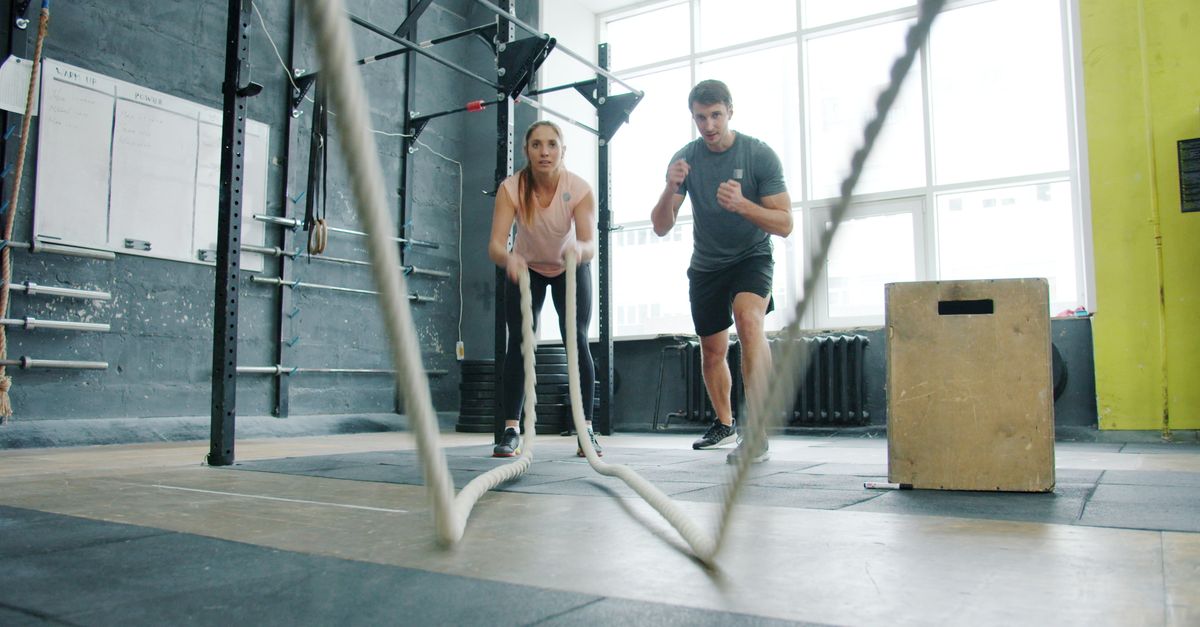 دليل شامل لتمارين HIIT في المنزل لحرق الدهون وبناء العضلات