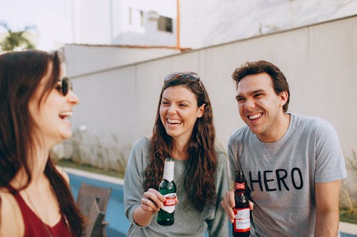 Группа друзей, пьющих пиво