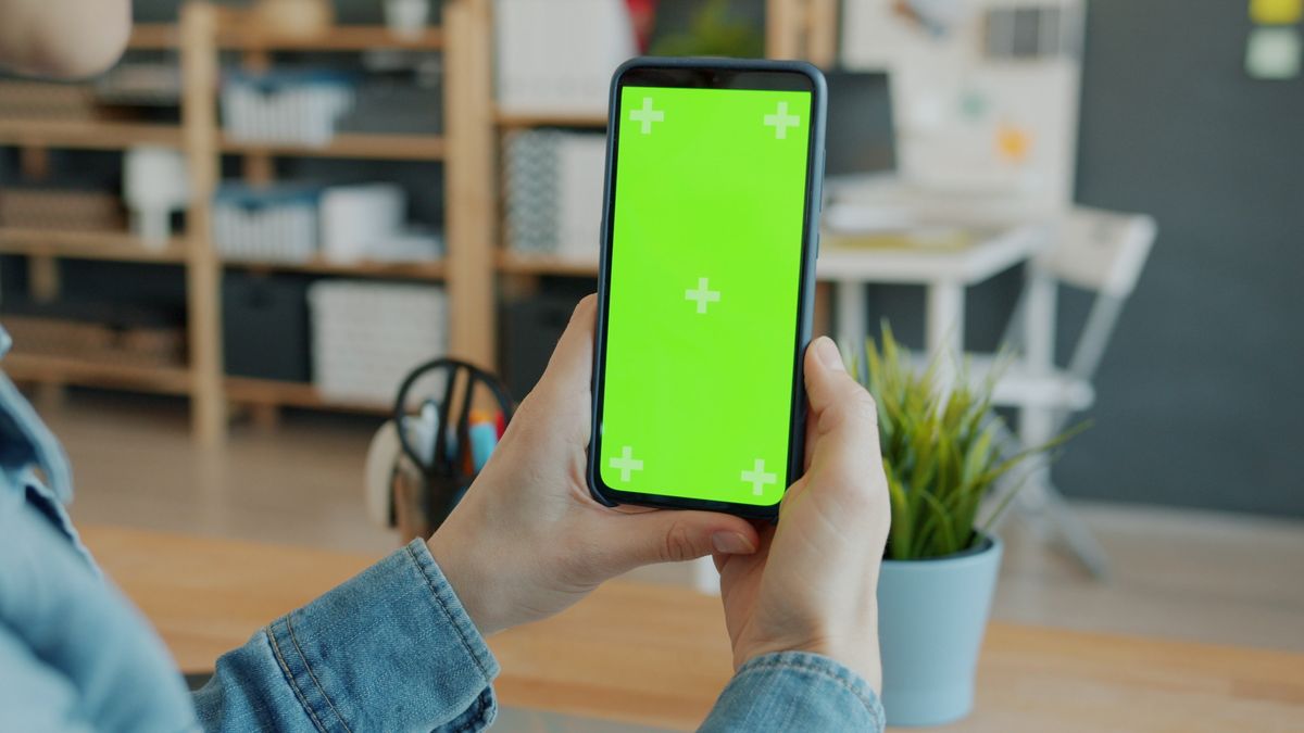 Akıllı telefon ekranına bakan ellerle modern bir mobil oyun deneyimi