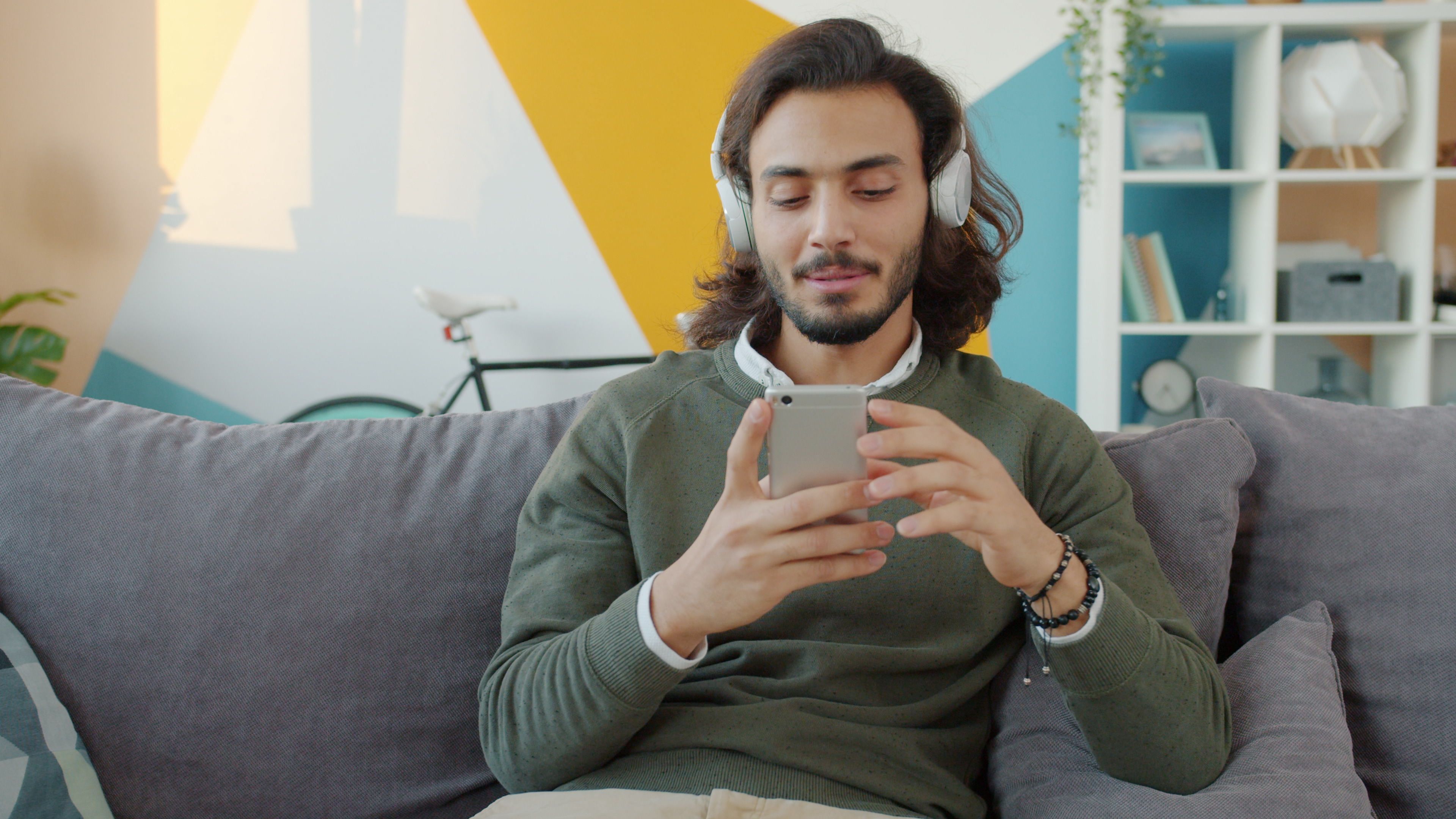 How Streaming Data Changed Radio Music Discovery Forever — Photo by Vitaly Gariev on Pexels