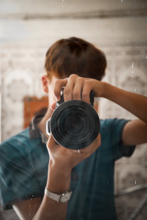 Free Photo of Person Holding DSLR Camera Stock Photo