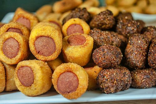 Free Close-up of Brazilian croquettes and sausage appetizers on a platter, perfect for parties. Stock Photo