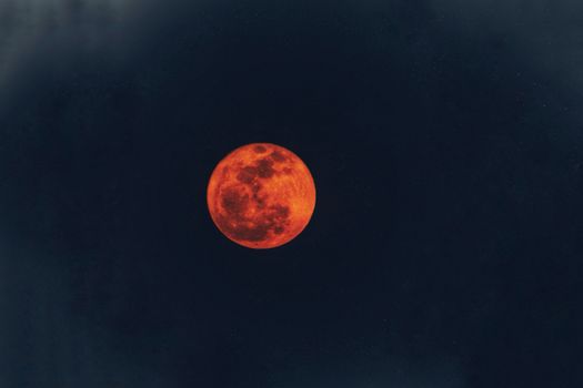 一张引人入胜的照片，一轮血月在深邃的黑色夜空中呈现出鲜艳的橙红色调。 - 相关推荐