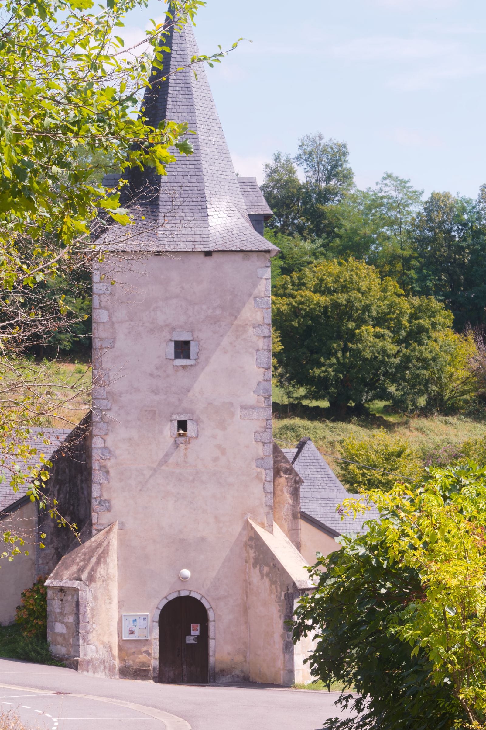 Charmante église romane nichée dans la verdure, à Buzy