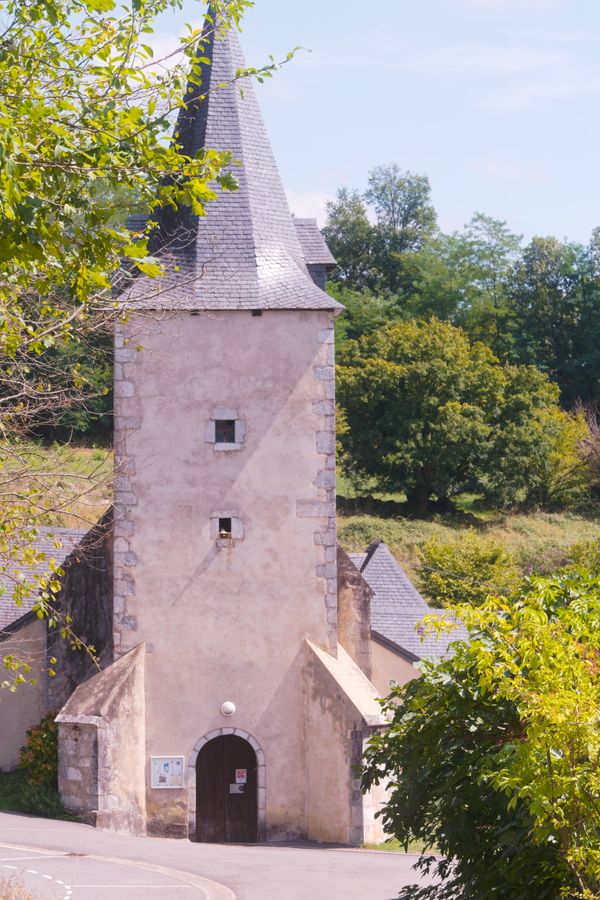 Charmante église romane nichée dans la verdure, à Buzy