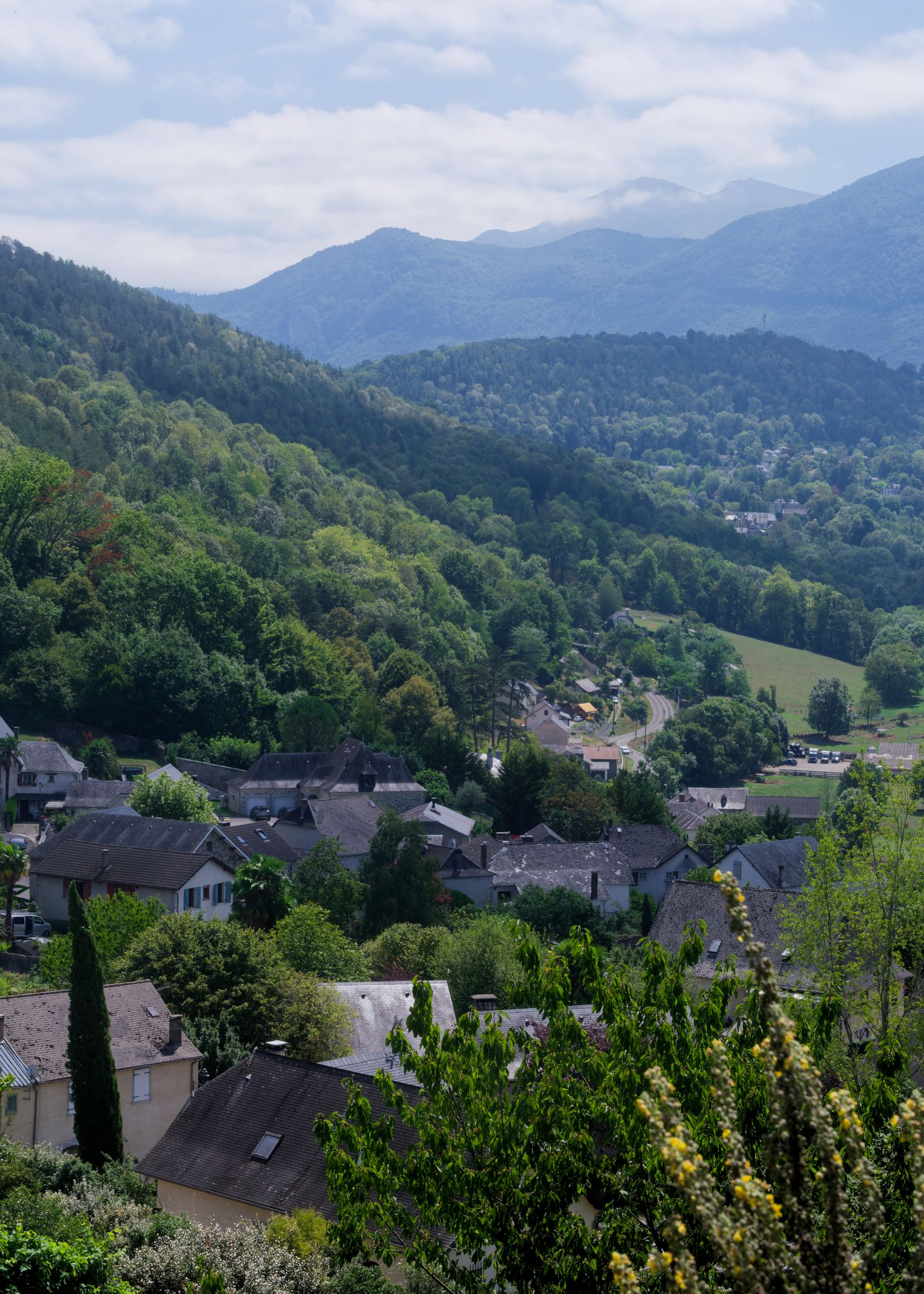 Village paisible niché dans les collines verdoyantes de Bourgogne-Franche-Comté