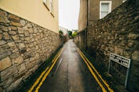 都柏林有一条狭窄的废弃小巷，石墙潮湿，还立着路牌
